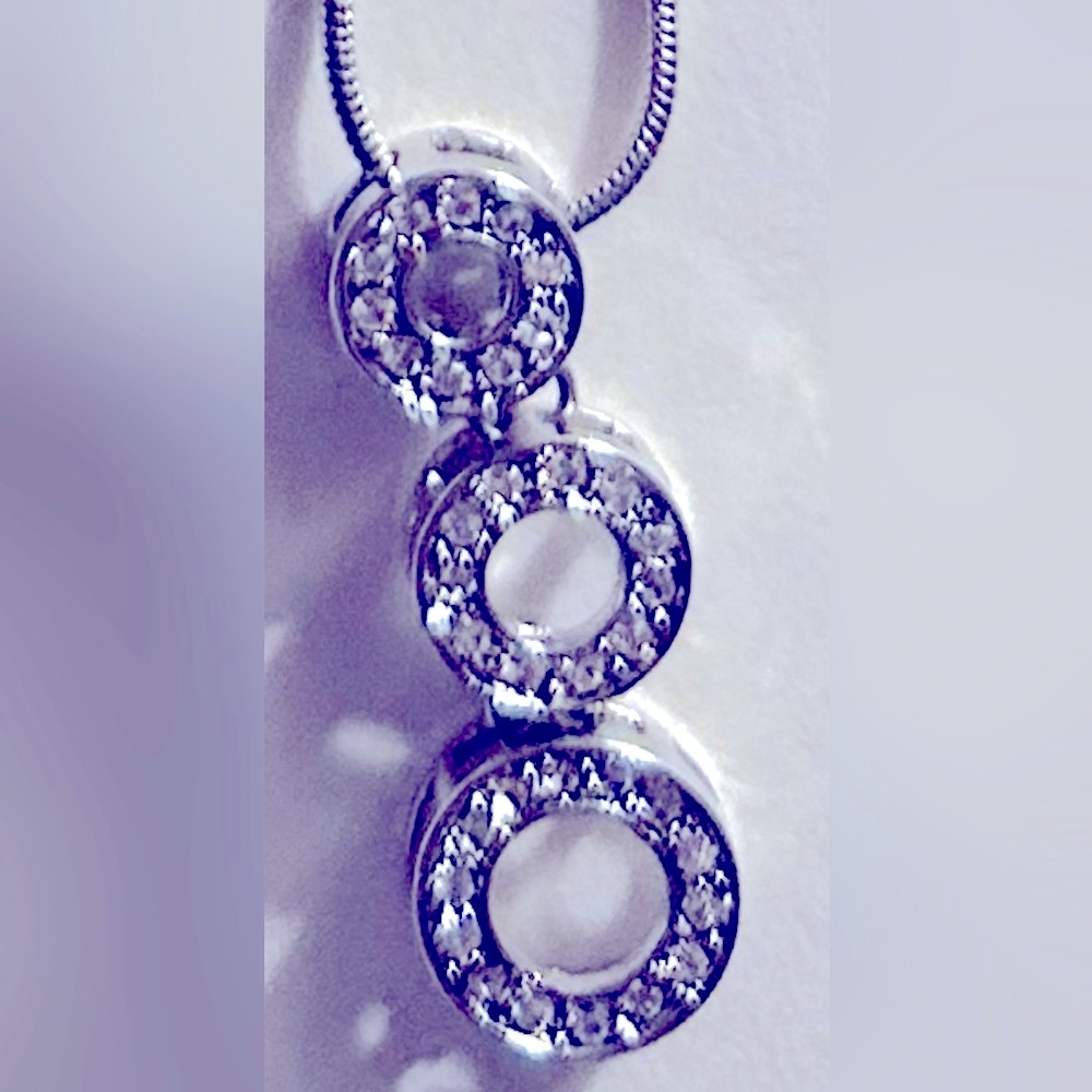 FREE 💰add 1 to bundle Necklace Rhinestone circled pendant 16” snake chain